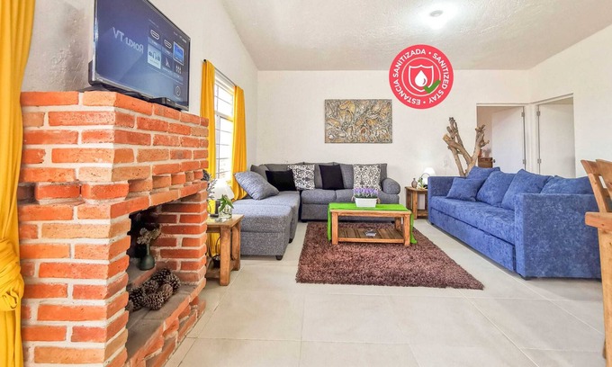 El Marques House | Family cabin for 10 + Campfires, BBQ & WiFi