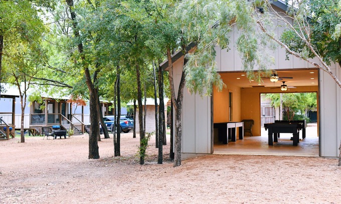 Seguin Cabin | Family Cabin on creek with 2 queen beds, 2 twin beds, full kitchen & more! SG21