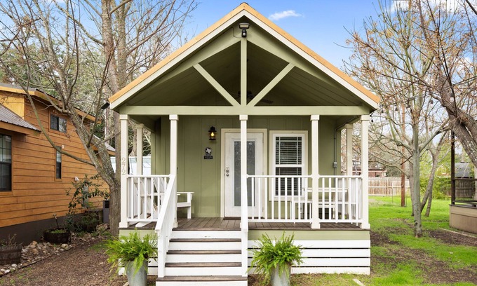 Staples Cabin | Family Cabin w/deck near San Marcos River!