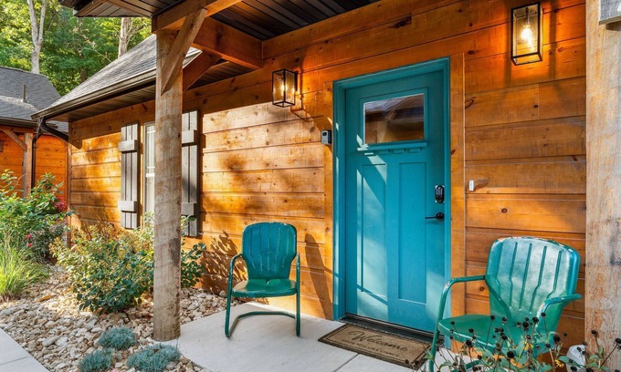 Hollister Cabin | Family Cabin with Resort Perks, Free Family Show Tickets!