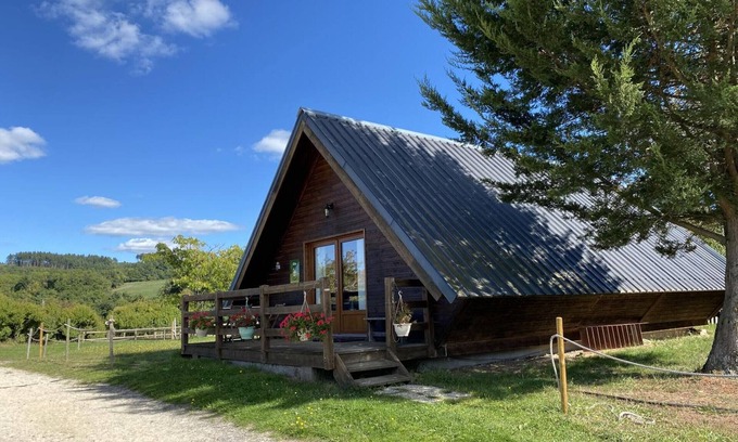 Le Vernet Cottage | Family chalet near Vichy, terrace, pets allowed