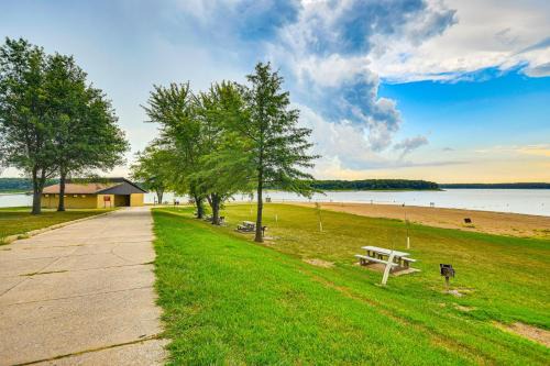 Monroe City Apartment | Family Condo By Mark Twain Lake and Jellystone Park