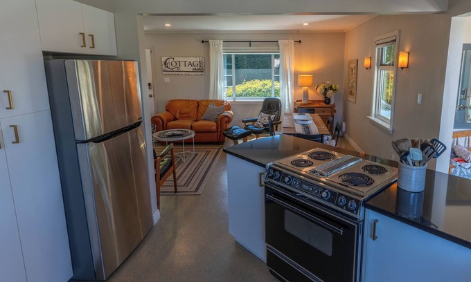 Saanich East House | Family Cottage @ Horner Park