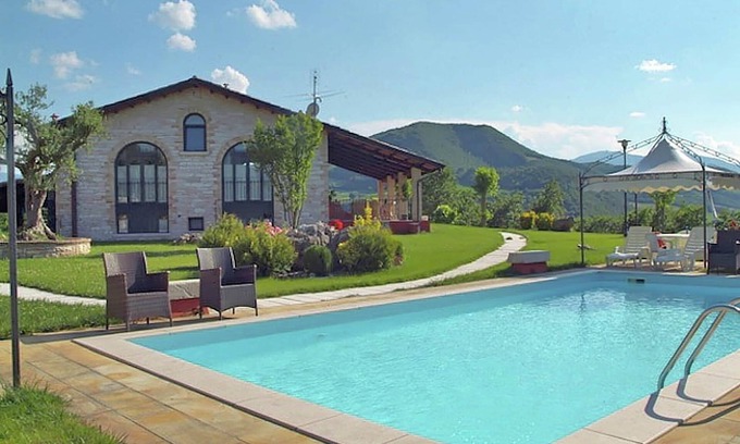 Furlo House | Family Cottage in Cagli with Pool