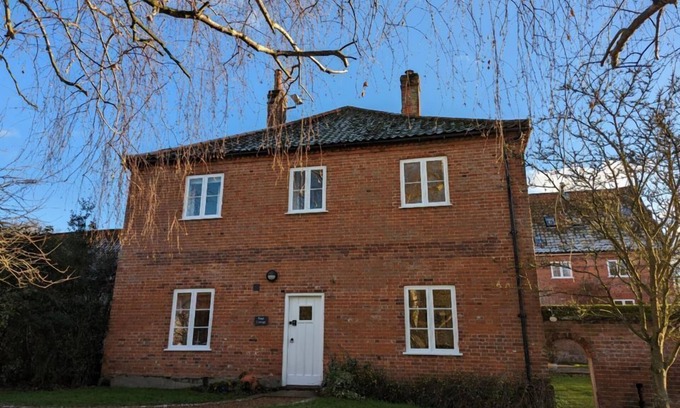 Norwich Cottage | Family cottage overlooking the duck pond, on a farm near Norwich City