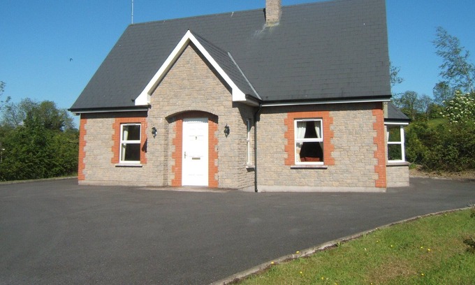 Rockcorry Cottage | Family-Cottage-Private Bathroom-Countryside View-Self Catering
