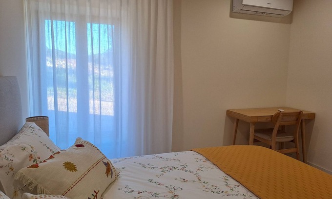 Castelo Branco Cottage | Family country house with swimming pool and open-plan kitchen.