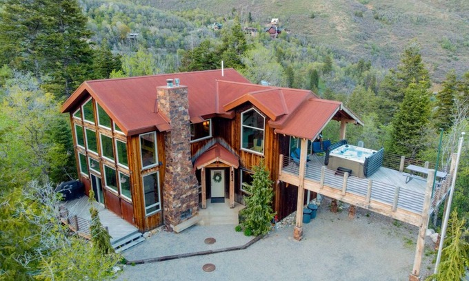 Sundance Cabin | Family/Couples Hot Tub-Fireplace-Views-Close to Resort-Clean-Sleep 8-10 & 4 Bath