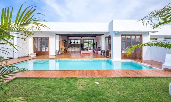 Batubelig Villa | ❤ FAMILY DEAL ! 2 Pools Villa in Seminyak/Beach !