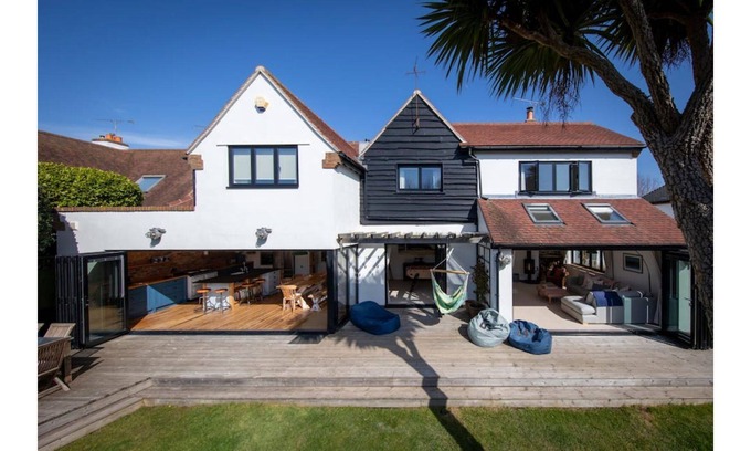 East Preston House | Family & dog friendly beach house, garden, parking, walk to shops/cafes/pubs,