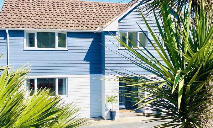 Westward Ho House | Family/dog friendly modern coastal property with hot tub & stunning ocean views