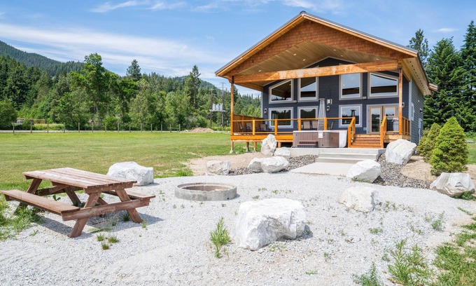 Leavenworth Cabin | Family & Dog Friendly Cabin Located walking distance to the Wenatchee River.