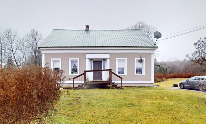 Mount Holly House | Family & Dog-Friendly Home with Wood Stove, Full Kitchen, and High-Speed WiFi