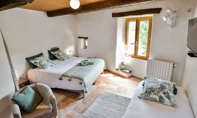 Cros House | Family double room B&B ★ king size bed ★ pool and spa ★ garden view ★ free WIFI