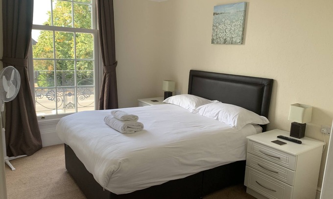 Retford House | Family Ensuite at The Lawns Guest House