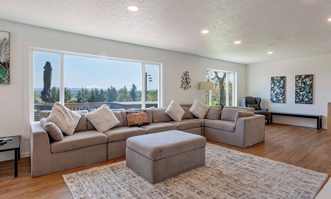 Gresham House | Family Estate w/Views | Hot Tub + Guesthouse