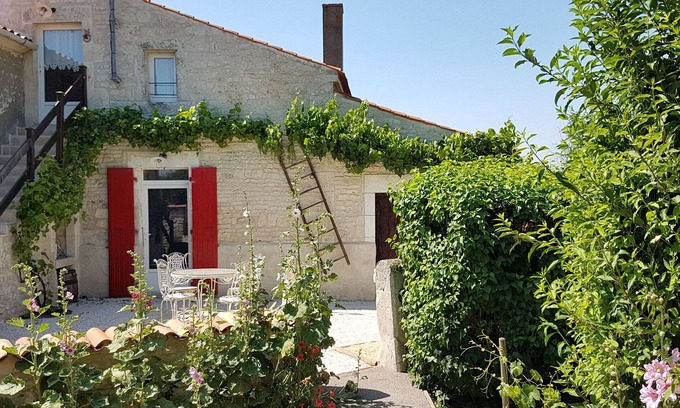 Sainte-Gemme-la-Plaine Cottage | Family-Friendly Cottage with Large Garden in a Quiet Village, Close to La Rochelle
