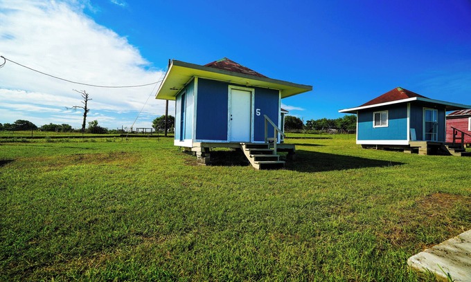 Plantersville Cabin | Family Farms Cabin 5 - Twin/Full Bunk, Fire Pit & Lakeside Escape, Near Ren Fest