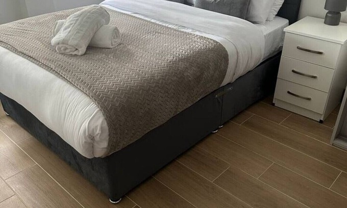 West Finchley Apartment | Family Flat Finchley Modern