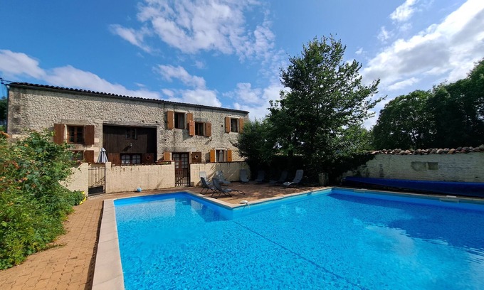 Saint-Pierre-de-Juillers Cottage | Family friendly Cassiopee gite at Les Vallaies