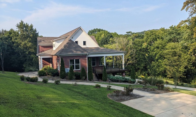 Thompson's Station House | Family friendly deluxe home with a stunning view of mountains near Franklin, TN