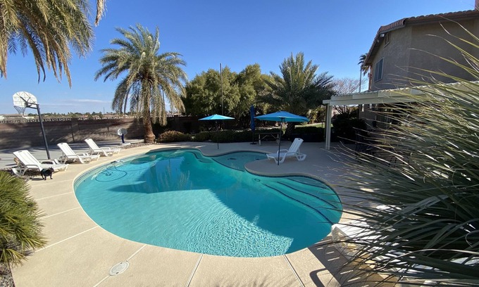 Las Vegas House | Family/Friend Fun getaway *Big Private Pool *Basketball court *firepit