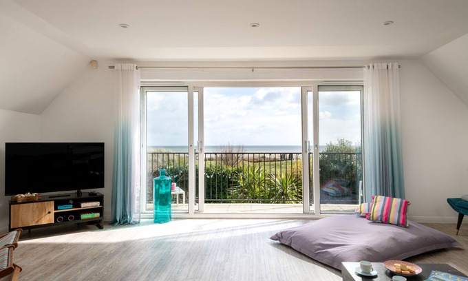 New Romney House | Family Friendly Beach House With Hot Tub! Outstanding Sea Views