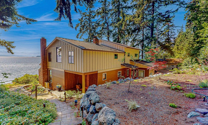 Bainbridge Island House | Family-friendly soundfront retreat with sprawling deck and expansive views