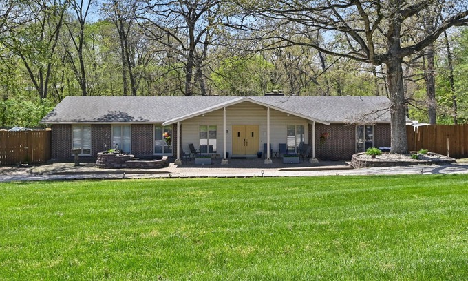 Lake St Louis House | Family Friendly Lake Front retreat with Lake Front Beach and Dock.