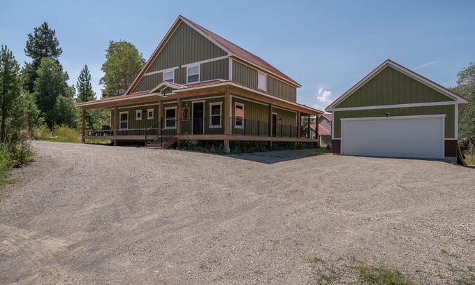 Lazy Acres Cabin | Family-friendly lodge + Fire pit + Hot tub + Heated garage + 3 On-suite bedrooms