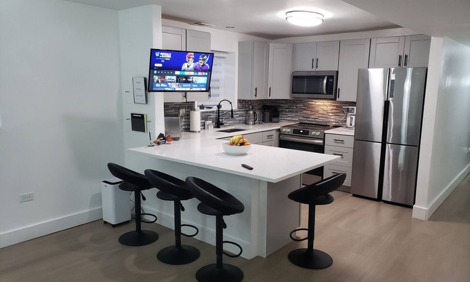 Evanston Apartment | Family-friendly 3-bdrm-2bth apt w/AC, WiFi, & private prkng in Evanston-Near NWU