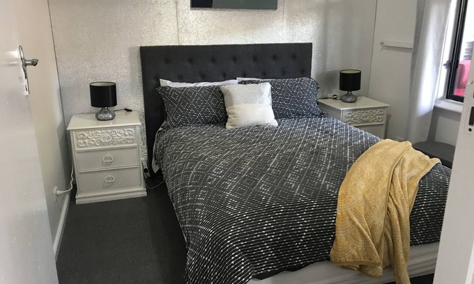 Orbost Cottage | Family friendly 3 bedroom apt. pet friendly. Private setting