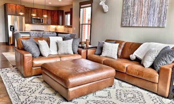 Fraser House | Family friendly 3 bedroom, mt views, private outdoor hot tub