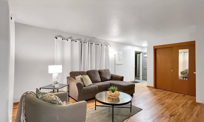 Des Moines Apartment | Family Friendly 3 BR 2 Bath Duplex Sleeps 9!