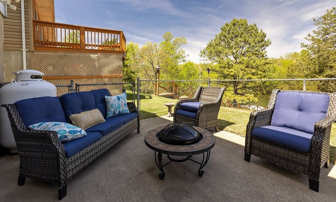 Goreville House | Family Friendly- 3 Kayaks + Canoe + 2 Kitchens