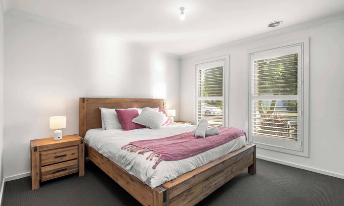 Grovedale House | Family-Friendly 4BR Mount Duneed Manor