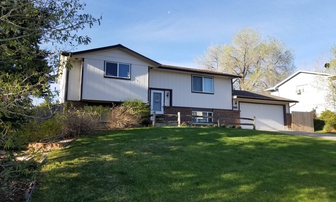 Lone Tree House | Family Friendly 4 BD/2BA Next to Trail/Park/Mall/Dining in DTC with Wi-Fi