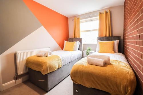 Brunel House | Family-Friendly 4 Bedroom House with Private Driveway