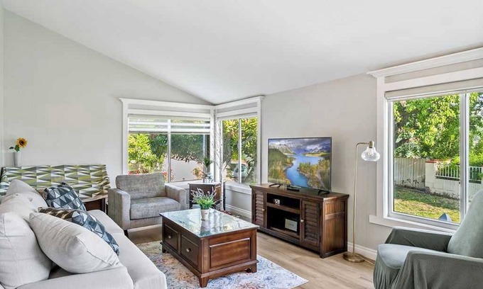 Valle Lindo House | Family-Friendly 4BR Retreat｜ Pool, Fenced Backyard & Pets Welcome #41751