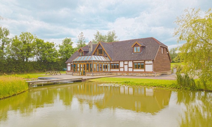 Jamestown House | Family Friendly 9 Bedroom Lakeside Lodge, Rooskey. Official 4 Star 🍀