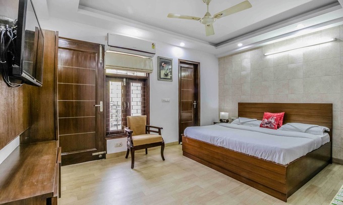 New Delhi Apartment | Family Friendly Apartment,3 clean rooms attached washrooms near city center