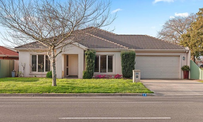 Lake Gardens House | Family Friendly at Lake Gardens, Sleeps 8