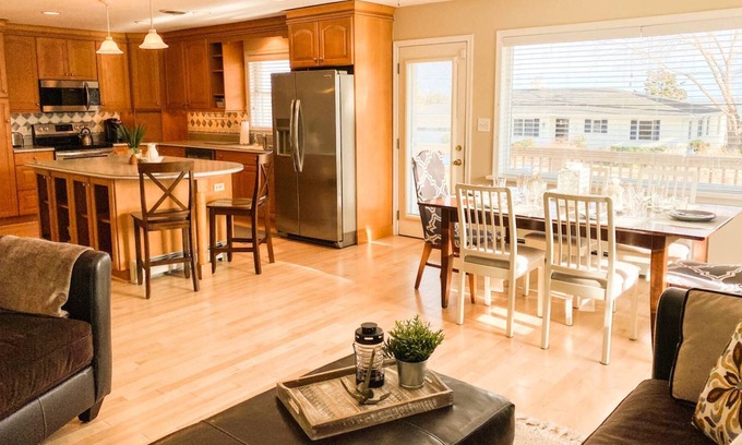 Hillsmere House | Family-friendly Bayview neighborhood home with 2 en-suite bedrooms