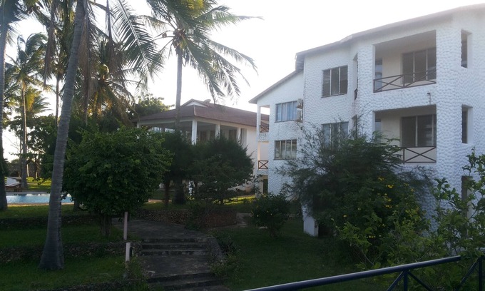 Ras Makamaiwe Apartment | Family Friendly Beach Front Apartment