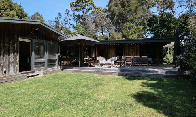 Somers House | Family friendly beach house 5 mins walk from beach & yacht club.