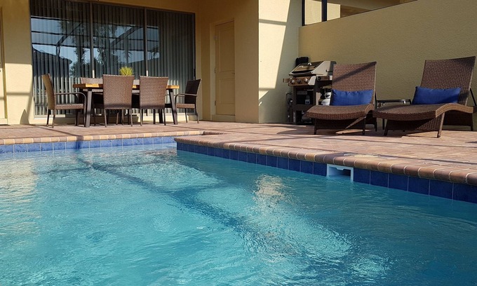 Loughman House | ๐ Family friendly, beautifully decorated, 2 min walk to resort pool facilities!