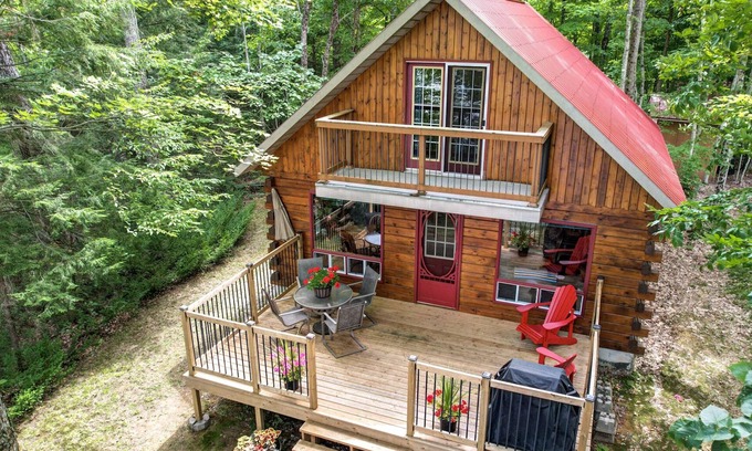 Marmora and Lake Cottage | Family Friendly Beautiful Lake Front Cottage