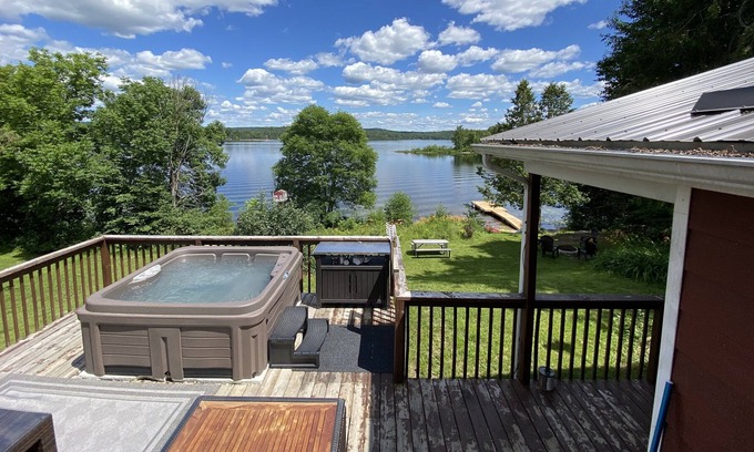 Aumond House | Family friendly, brand new renovated waterfront cottage