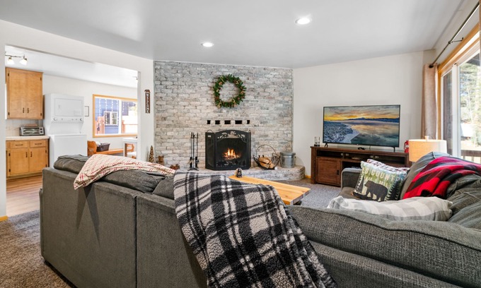 Moonridge Ski Chalet | Family Friendly/Couples Retreat/Cozy Chalet/Fenced Patio/Ski Slope View/Fire Pit