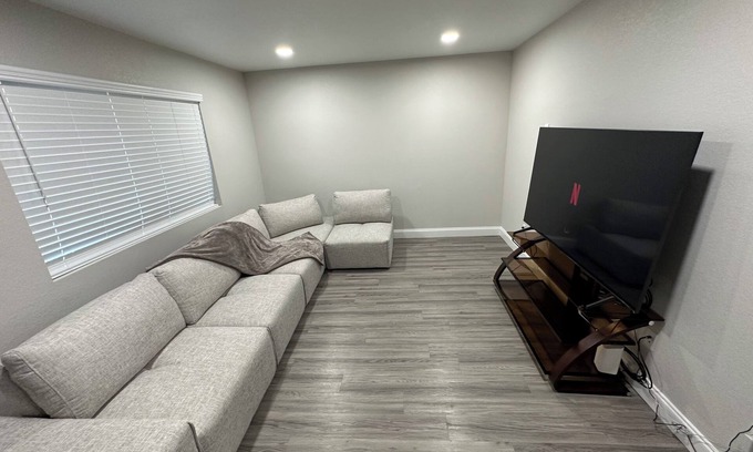 South Houston Apartment | Family friendly. cozy 2 bedroom apt budget friendly!also 20 min from downtown!